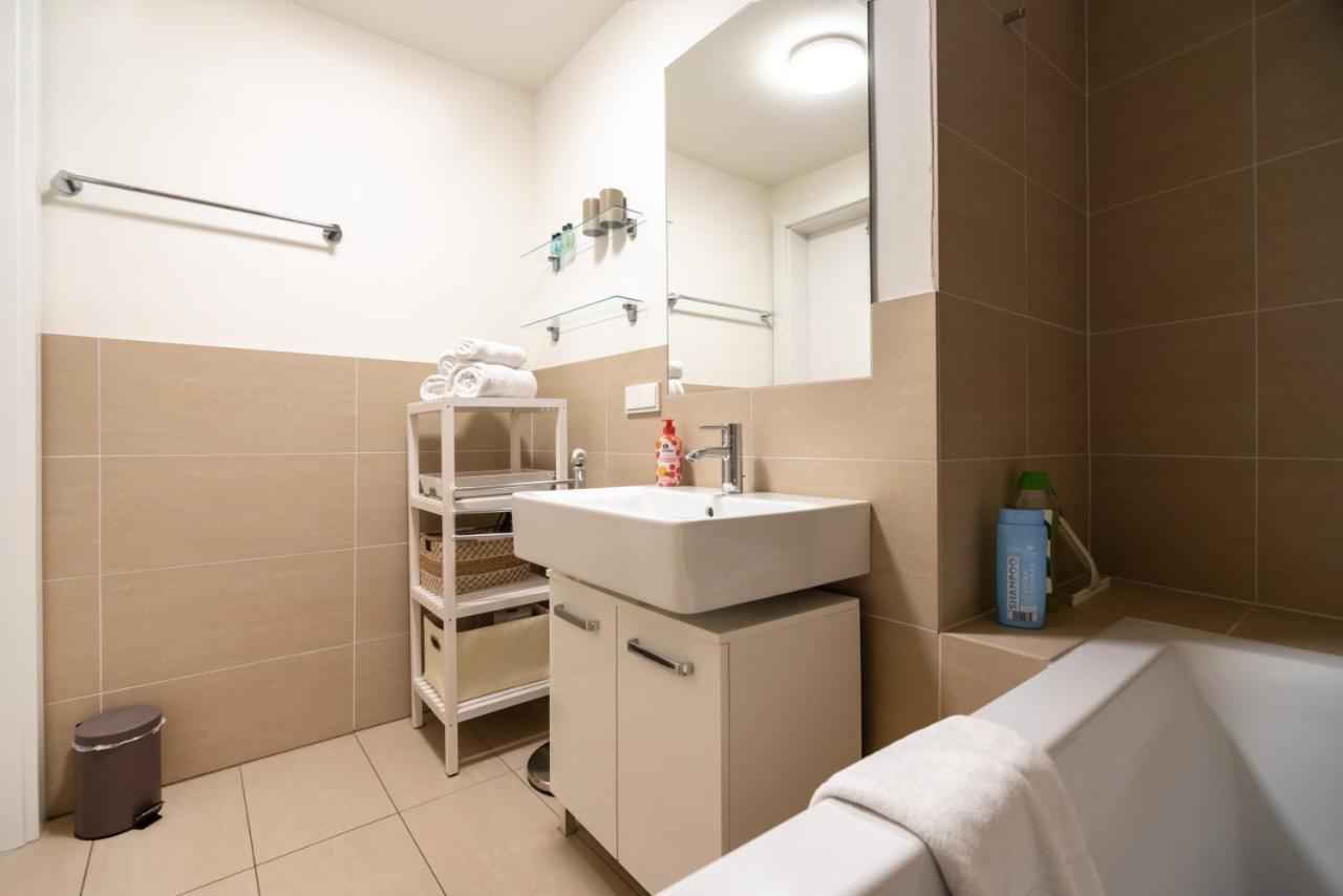 Quiet And Cozy Apartment Next To Mariahilfer Strasse And Naschmarkt With Ac, Minimum 30 Nights Wien Exterior foto
