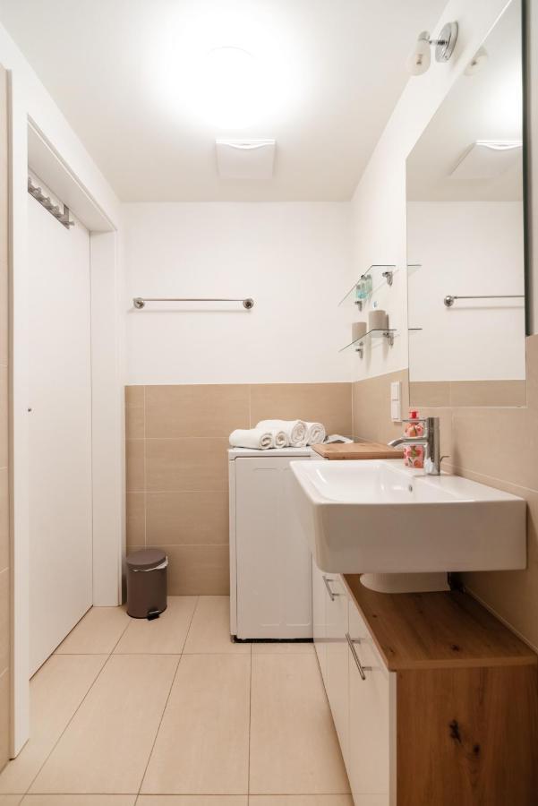 Quiet And Cozy Apartment Next To Mariahilfer Strasse And Naschmarkt With Ac, Minimum 30 Nights Wien Exterior foto